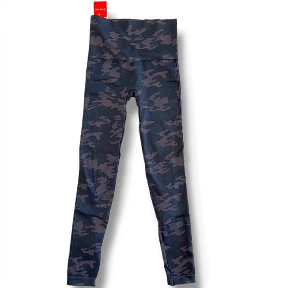 NWT SPANX Look At Me Now Seamless Black Camo High Rise Leggings Size Medium - Picture 3 of 15